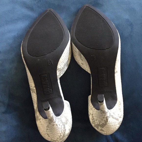 5.5 White and Silver faux snake print pumps. NWOT! - Picture 4 of 4